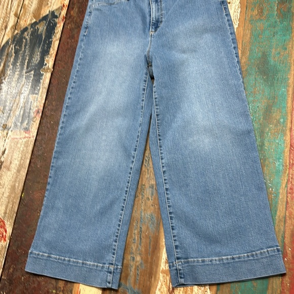 Women’s size 6 cropped, wide leg jeans. - Picture 2 of 6